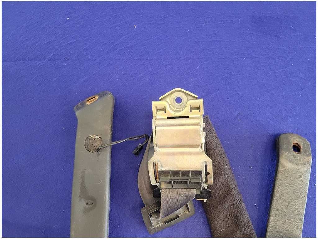 2000 - 2002 Pontiac Trans Am Firebird Coupe Driver Front Seat Belt Retractor 2679 - The Parts Farm