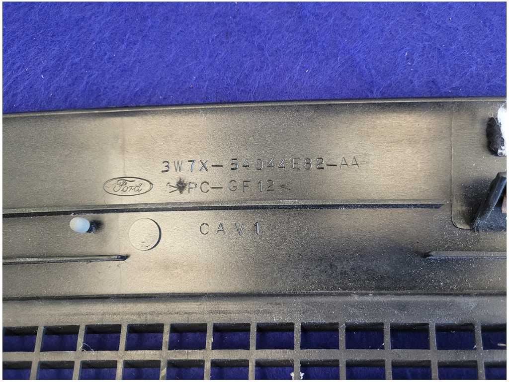 2003 - 2004 Mercury Marauder 4.6L Front Upper Dashboard Vent Trim Bezel 2625 - The Parts Farm