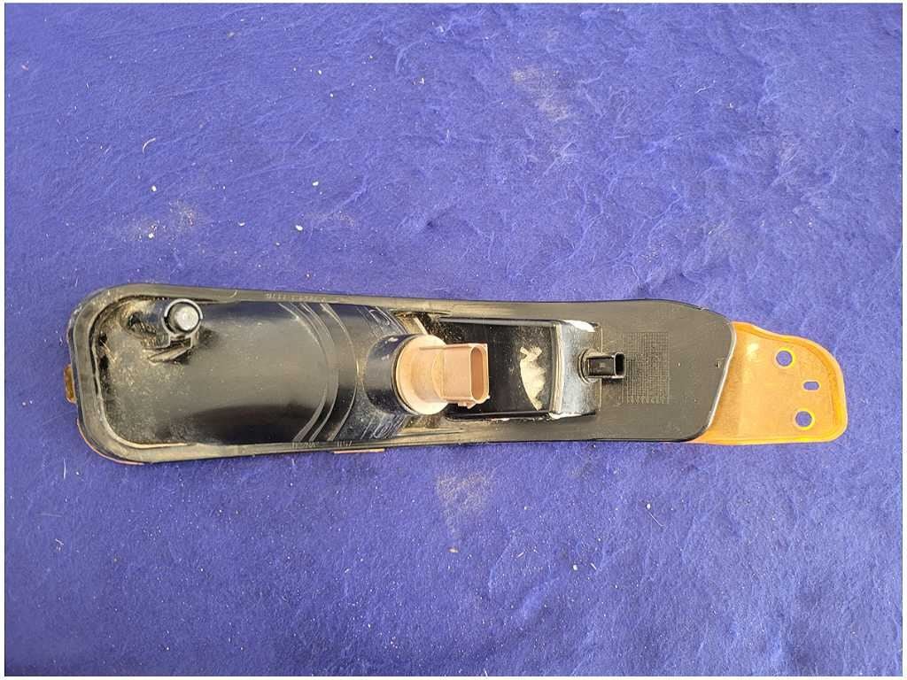 2005 - 2009 Ford Mustang GT 4.6L Passenger Front Turn Signal Parking Light 2723 - The Parts Farm