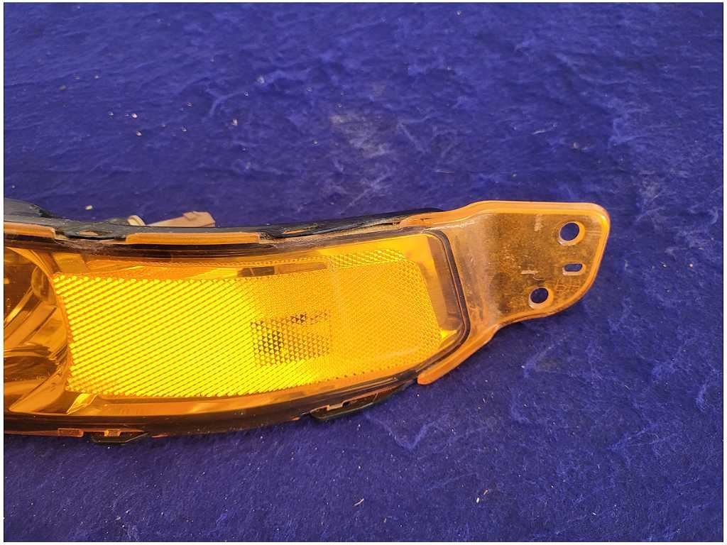 2005 - 2009 Ford Mustang GT 4.6L Passenger Front Turn Signal Parking Light 2723 - The Parts Farm