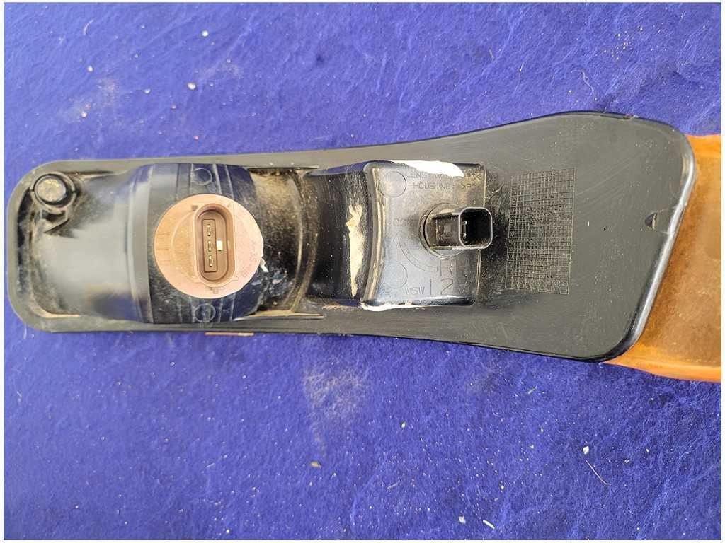 2005 - 2009 Ford Mustang GT 4.6L Passenger Front Turn Signal Parking Light 2723 - The Parts Farm