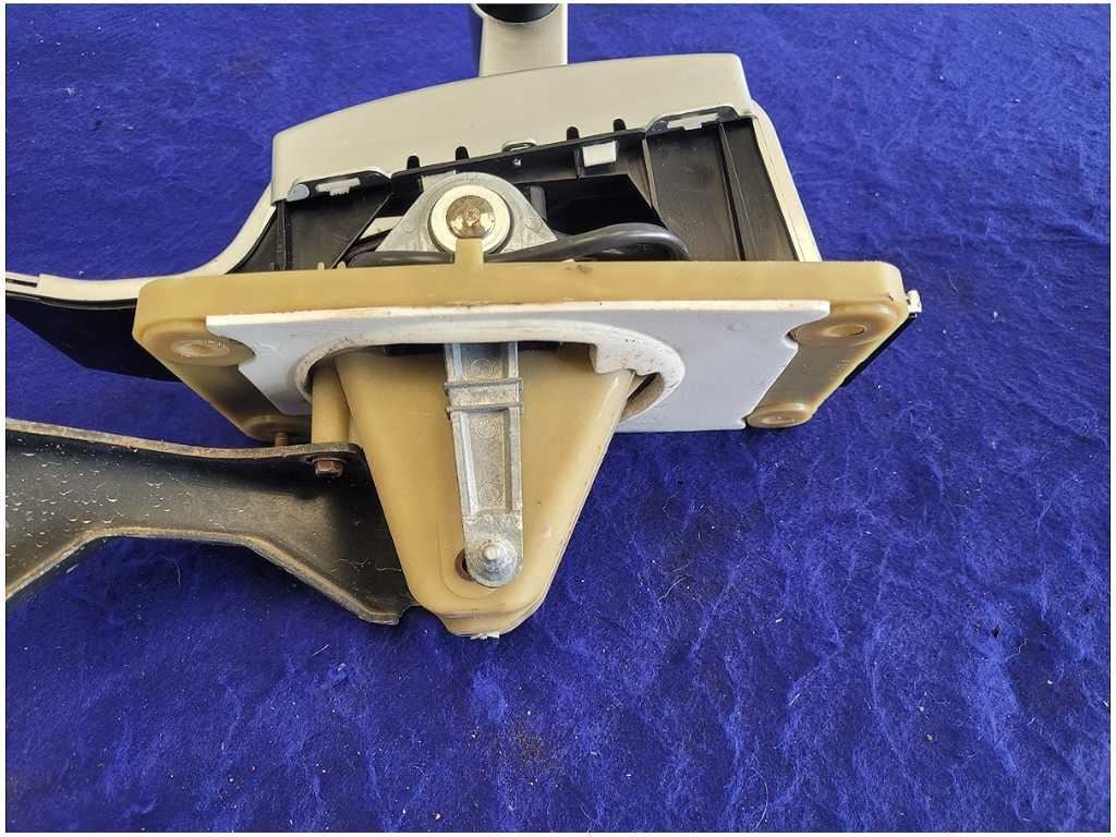 2005 - 2009 Ford Mustang GT Gear Shifter Automatic Transmission Console A/T 2723 - The Parts Farm