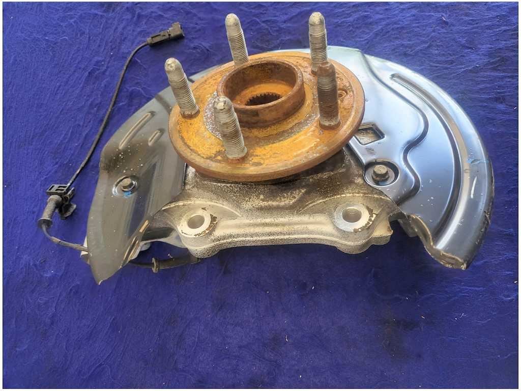 2010 - 2015 Chevrolet Camaro SS Passenger Front Spindle Knuckle Hub 2719 - The Parts Farm