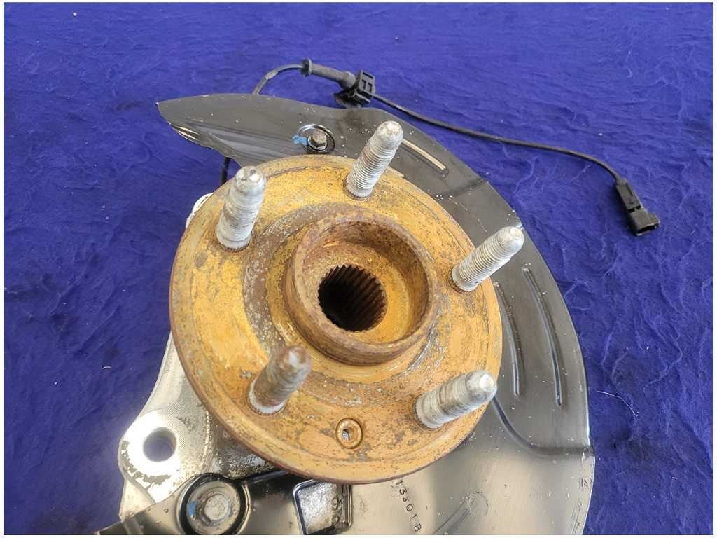 2010 - 2015 Chevrolet Camaro SS Passenger Front Spindle Knuckle Hub 2719 - The Parts Farm