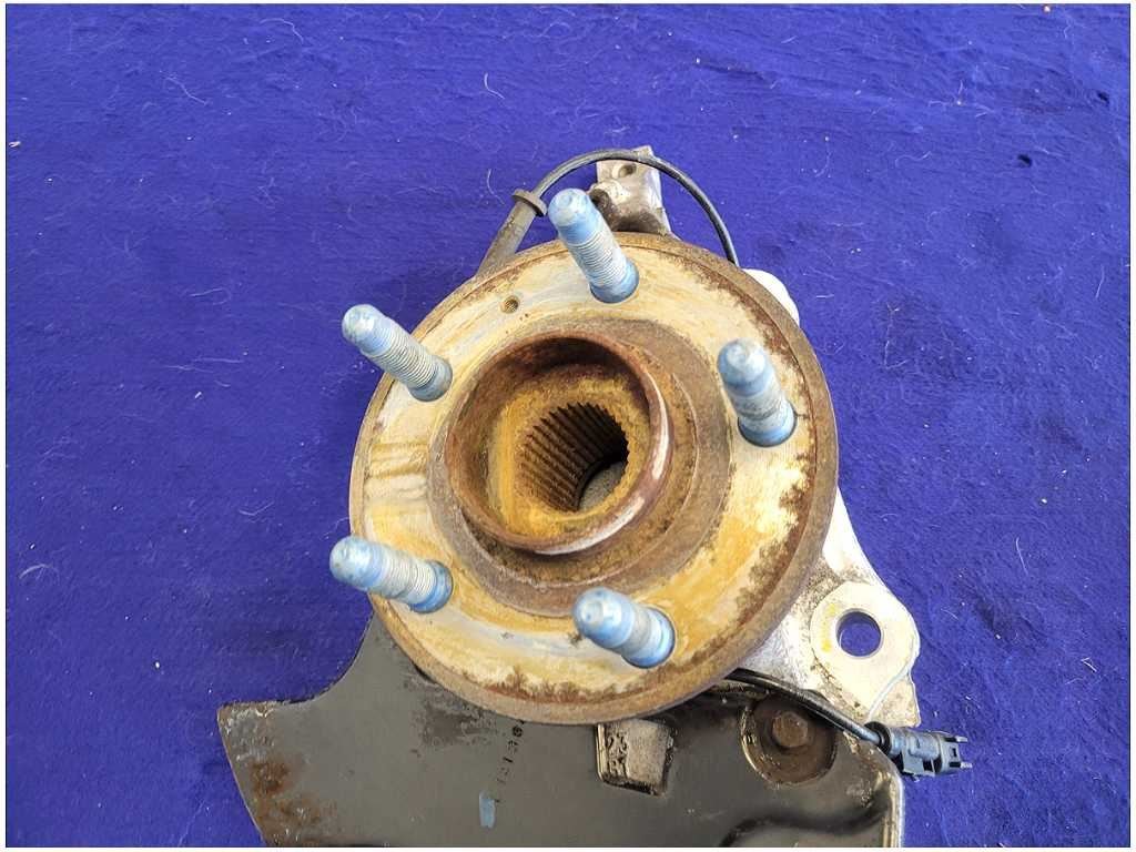 2010 - 2015 Chevrolet Camaro ZL1 SS Driver Left Front Spindle Knuckle Hub 2742 - The Parts Farm