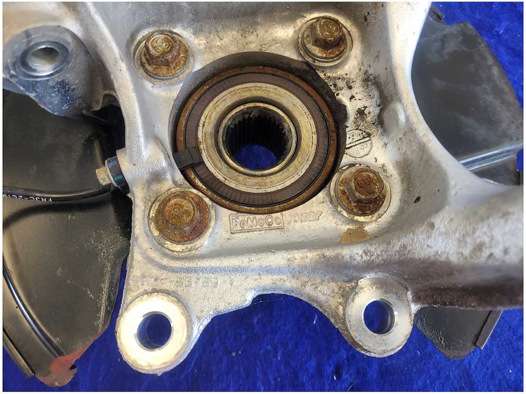 2015 - 2017 Ford Mustang GT S550 Passenger RH Rear Spindle Knuckle Hub 2752 - The Parts Farm
