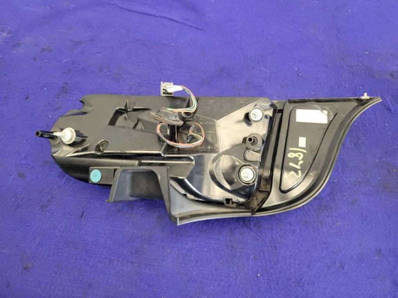 2015-2017 Ford Mustang GT S550 Driver Left LH Taillight Lamp Brake Cracked Top - The Parts Farm