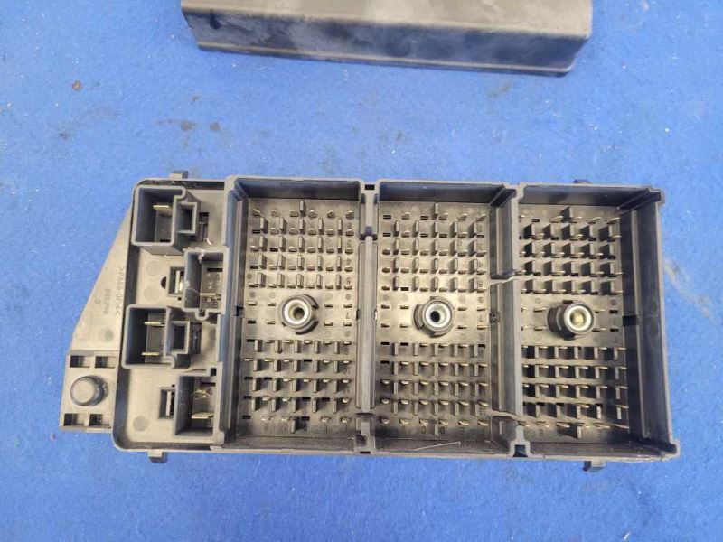 2000-2002 Chevrolet Corvette Z06 FRC C5 Fuse Box Engine Compartment Power 2066 - The Parts Farm