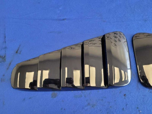 2010-2014 Ford Mustang GT 4.6L Pair Side Quarter Window Covers Paint UA 2477