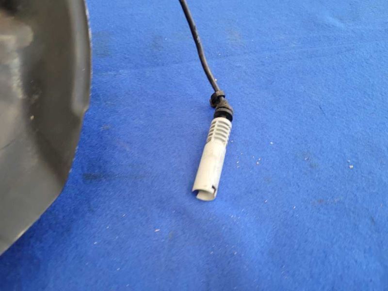 2001-2006 BMW M3 Convertible Passenger Front Spindle Knuckle Hub 2448 - The Parts Farm