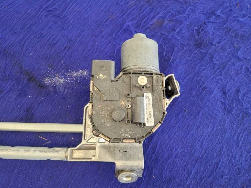 2014 Audi R8 V10 Plus Coupe Driver Left Windshield Wiper Motor Coupe 2136 - The Parts Farm