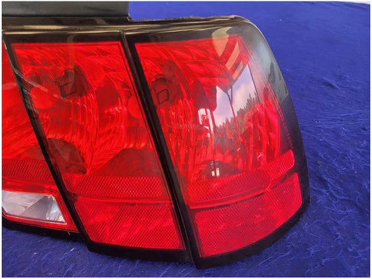 1999-2004 Ford Mustang GT Passenger RH Rear Taillight Lamp Light 2690