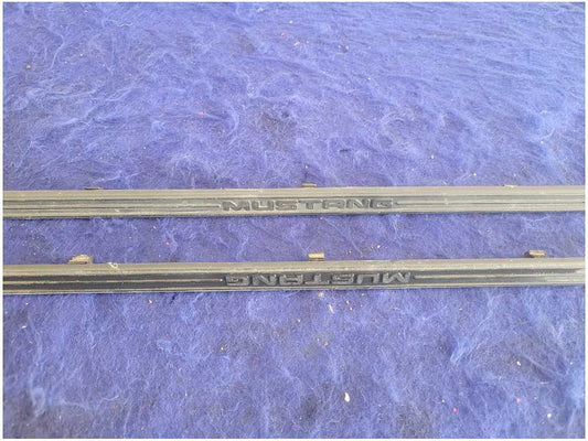 1999-2004 Ford Mustang GT Lower Door Trim Molding Rubber 2624