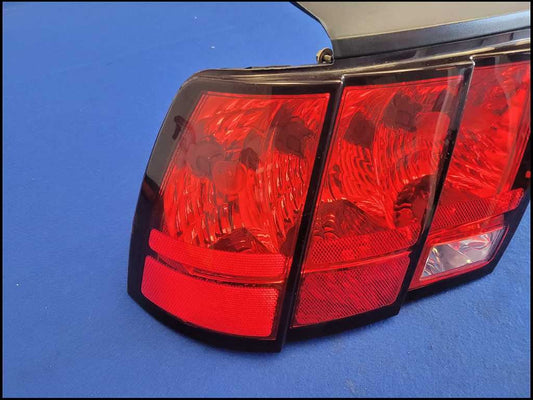 1999-2004 Ford Mustang GT 4.6L Driver Left Rear Taillight Lamp *Read* 2640