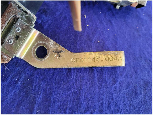 1999-2004 Ford Mustang GT Convertible Passenger Front Seat Belt Retractor 2704