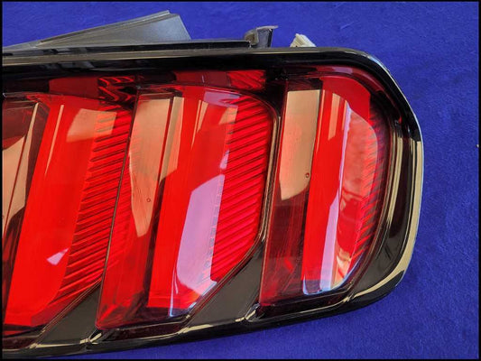 2015-2017 Ford Mustang GT S550 Passenger RH Taillight Lamp Brake Lens 2694