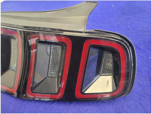 2013-2014 Ford Mustang GT Passenger Rear Taillight Lamp Brake Lens 2753
