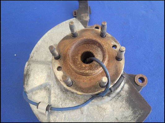 2003-2006 Chevrolet SSR Pickup Truck Passenger Front Spindle Knuckle Hub 2687