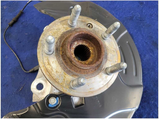 2010-2015 Chevrolet Camaro SS 6.2L Passenger Front Spindle Knuckle Hub 2913