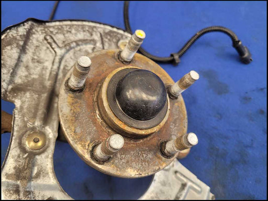 2003-2004 Ford Mustang Cobra SVT DOHC 4.6L Driver Front Spindle Knuckle Hub 2686