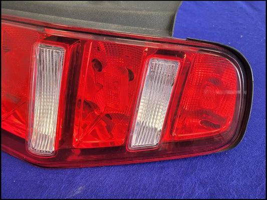 2010-2012 Ford Mustang GT S197 Passenger Taillight Rear Brake Light Lamp 2666