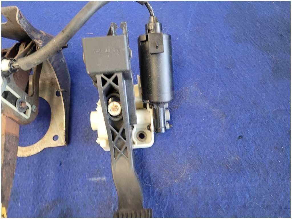 2003 - 2004 Mercury Marauder Sedan Brake Pedal Box Cage Gas Accelerator 2813 - The Parts Farm