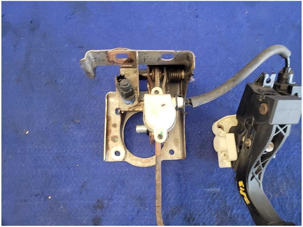 2003 - 2004 Mercury Marauder Sedan Brake Pedal Box Cage Gas Accelerator 2813 - The Parts Farm