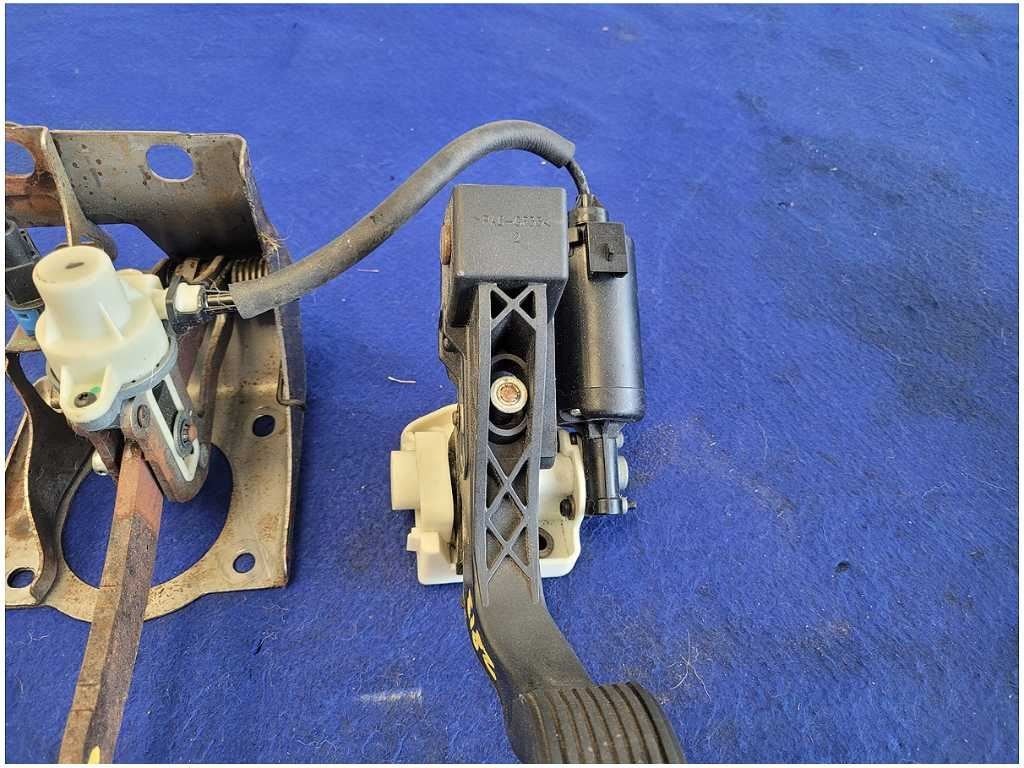 2003 - 2004 Mercury Marauder Sedan Brake Pedal Box Cage Gas Accelerator 2813 - The Parts Farm