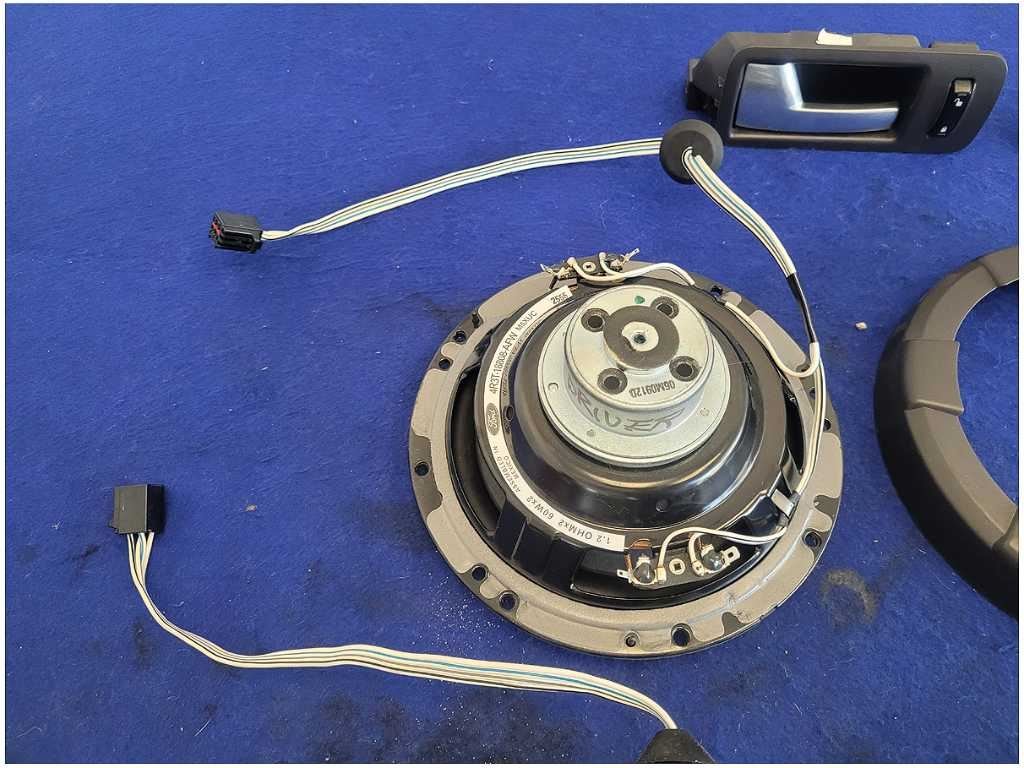 2005 - 2009 Ford Mustang GT GT500 Pair Door Panel Speaker Shaker Handle Pull 2808 - The Parts Farm