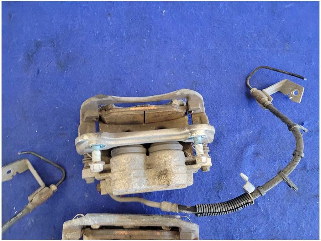 2005 - 2010 Ford Mustang GT S197 Pair Front Brake Calipers Pads Lines 2759 - The Parts Farm