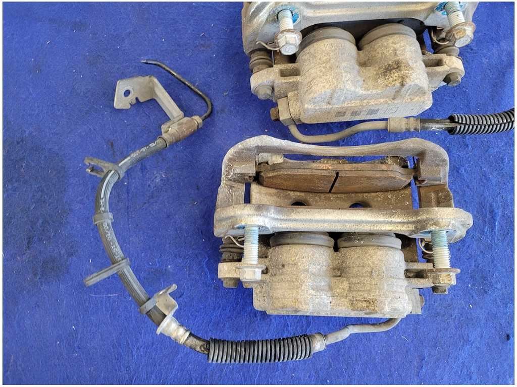 2005 - 2010 Ford Mustang GT S197 Pair Front Brake Calipers Pads Lines 2759 - The Parts Farm