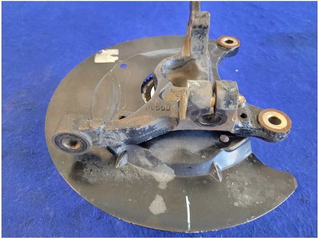 2005 - 2010 Ford Mustang GT S197 Passenger Front Spindle Knuckle Hub 2759 - The Parts Farm