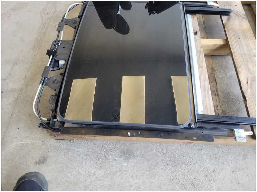 2010 - 2015 Chevrolet Camaro SS 6.2L Coupe Sunroof Shade Glass Window 2727 - The Parts Farm