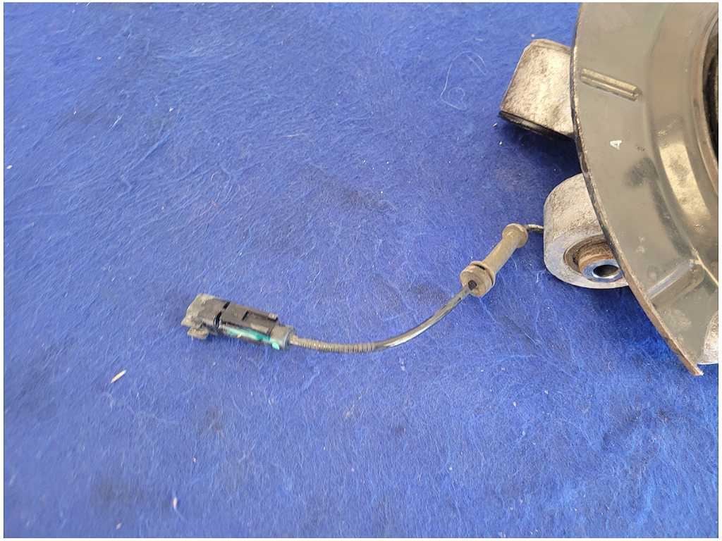 2010 - 2015 Chevrolet Camaro SS 6.2L Driver Rear Spindle Knuckle Hub 2764 - The Parts Farm