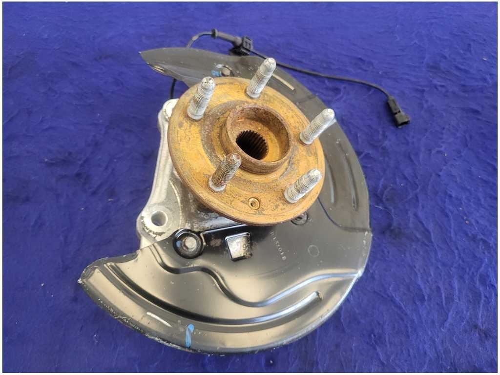 2010 - 2015 Chevrolet Camaro SS Passenger Front Spindle Knuckle Hub 2719 - The Parts Farm