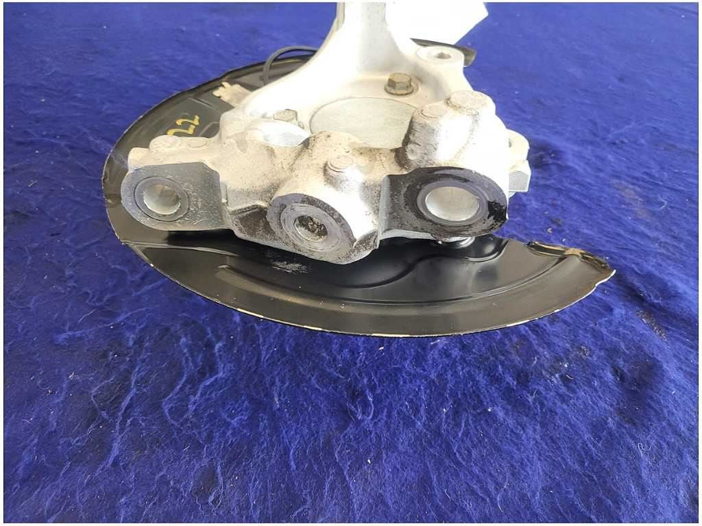 2010 - 2015 Chevrolet Camaro SS Passenger RH Front Spindle Knuckle Hub 2722 - The Parts Farm