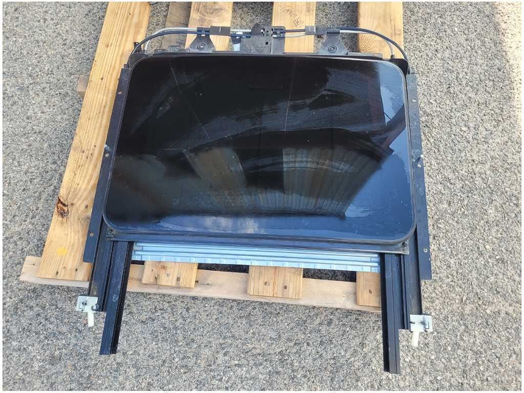 2010 - 2015 Chevrolet Camaro SS Sunroof Glass Window Upper Roof Frame Track 2732 - The Parts Farm