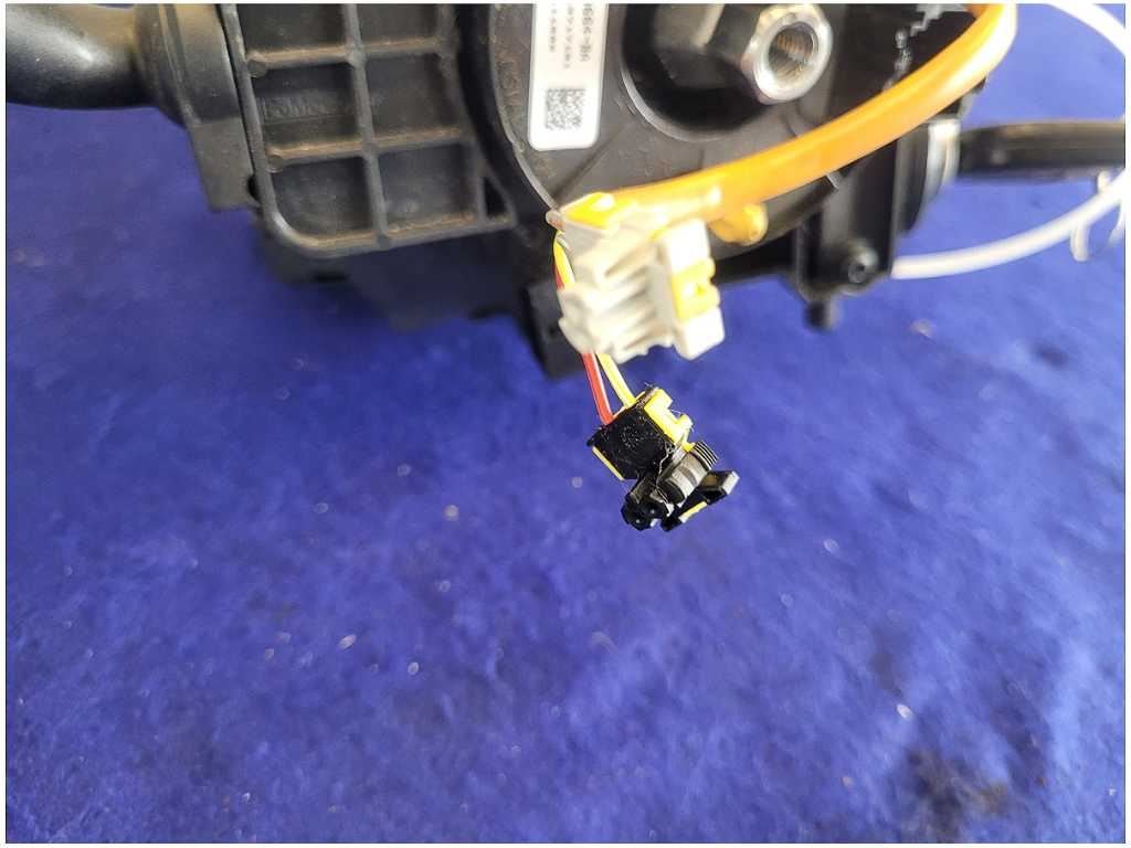 2011 - 2014 Ford Mustang GT Steering Column Wheel Key Cylinder Turn Signal 2728 - The Parts Farm