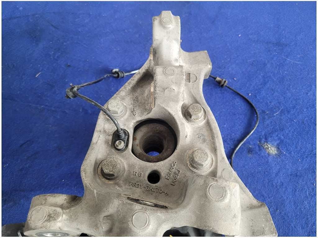 2015 - 2020 Ford Mustang Shelby GT350 Passenger Front Spindle Knuckle Hub 2881 - The Parts Farm