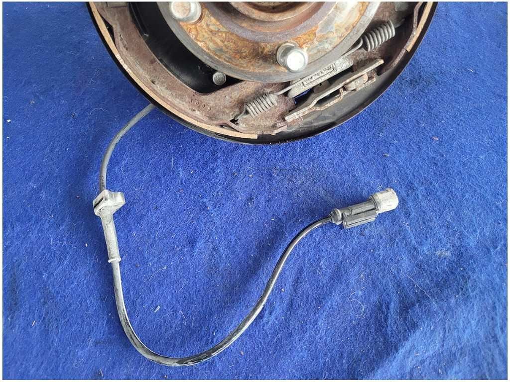 2015 - 2020 Ford Mustang Shelby GT350 Passenger Rear Knuckle Stub Hub 2881 - The Parts Farm