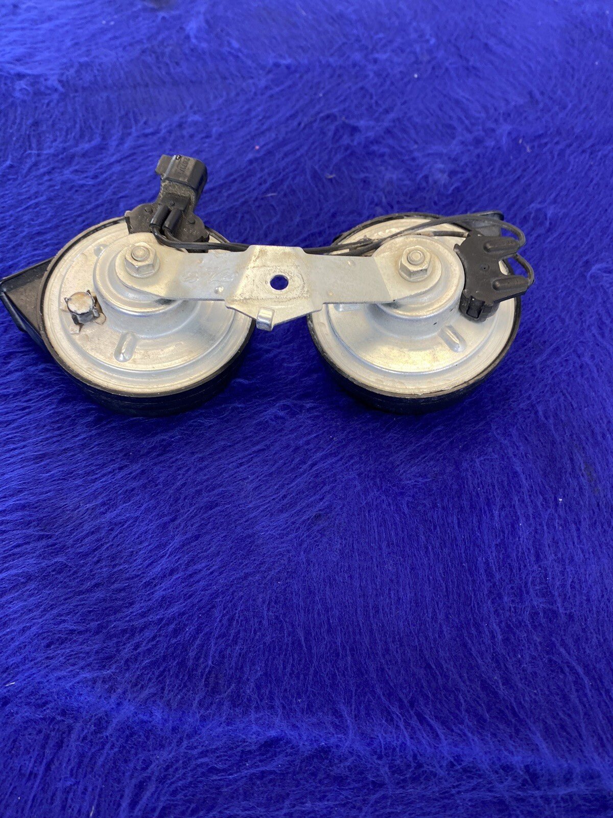 2018 - 2023 Ford Mustang factory OEM Horn Horns & bracket used The Parts Farm - The Parts Farm