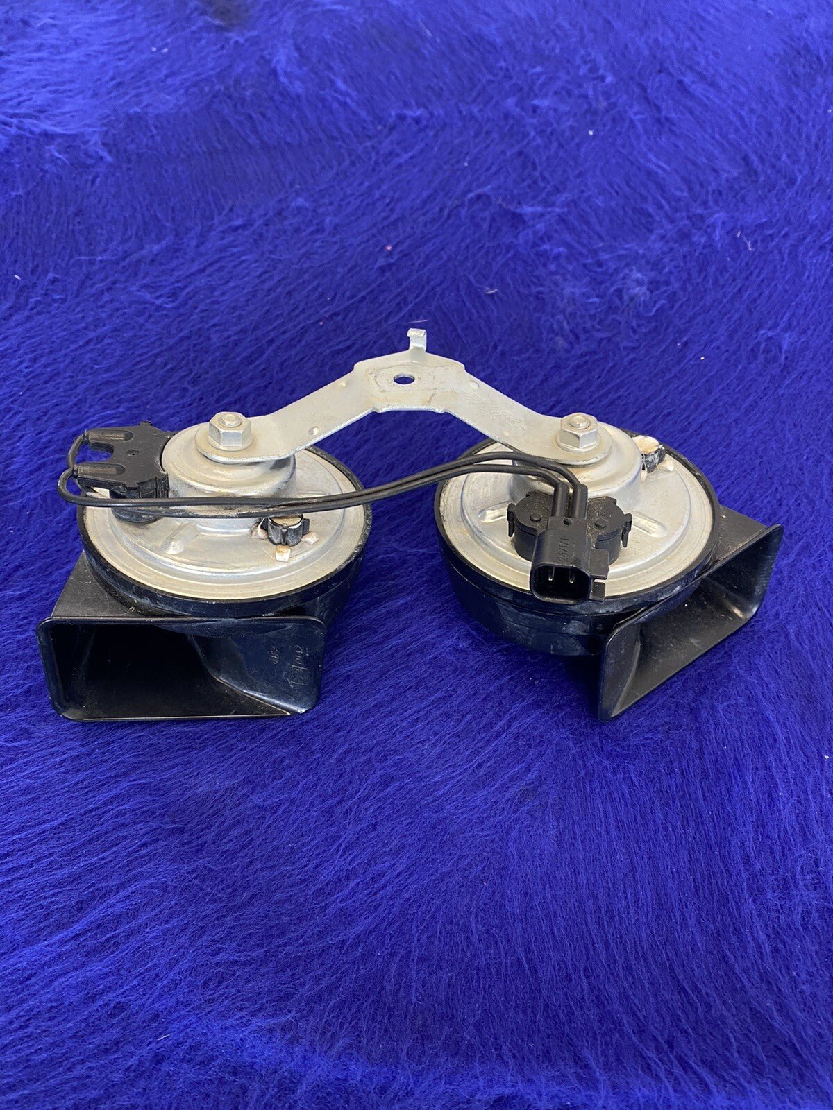 2018 - 2023 Ford Mustang factory OEM Horn Horns & bracket used The Parts Farm - The Parts Farm