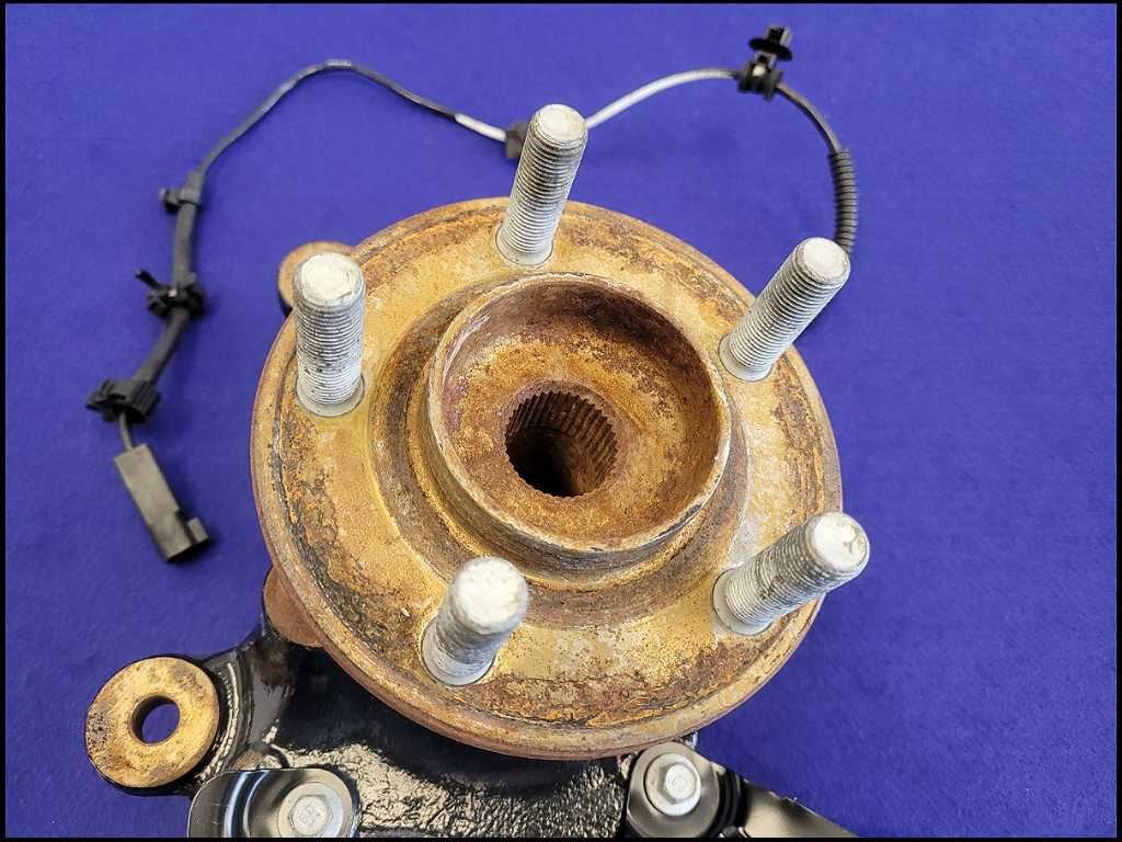 2018 - 2023 Ford Mustang GT S550 PP1 Passenger Front Spindle Knuckle Hub 2695 - The Parts Farm