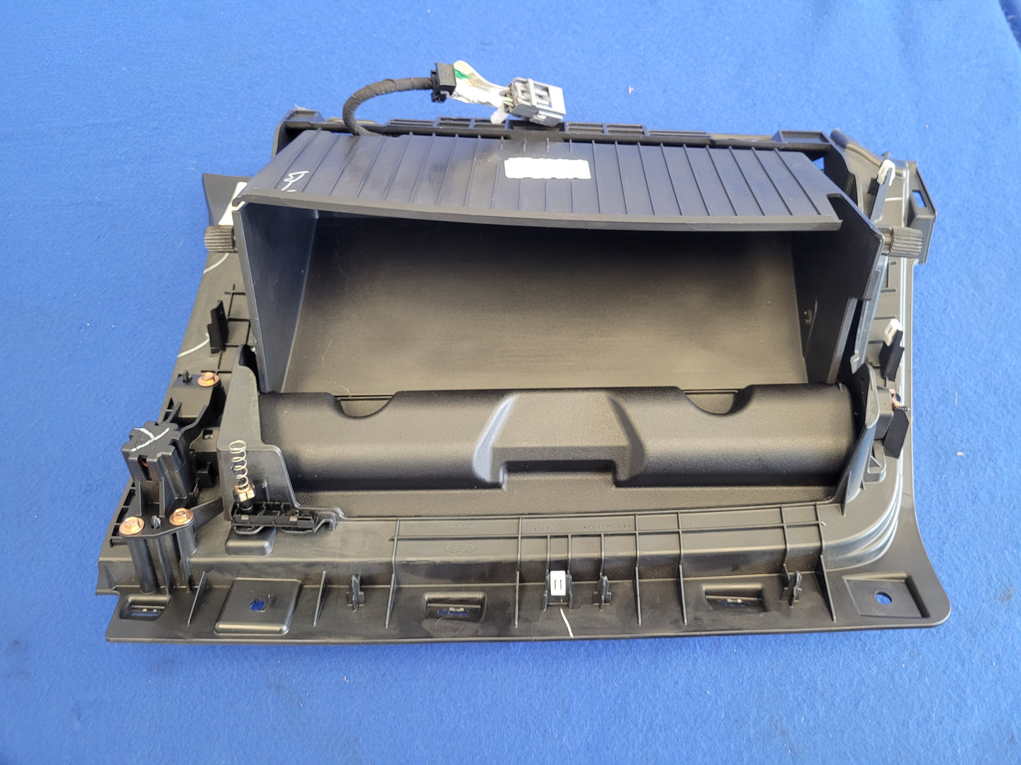 2015-2017 Ford Mustang GT S550 Passenger RH Air Bag Lower Dash Knee Front 2618 - The Parts Farm