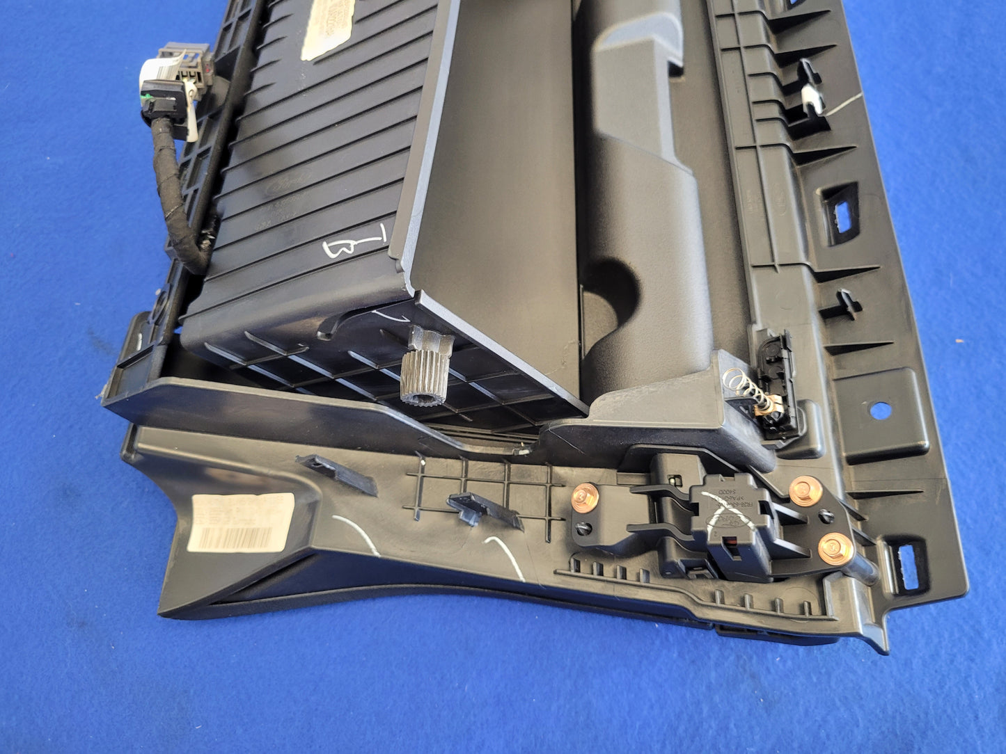 2015-2017 Ford Mustang GT S550 Passenger RH Air Bag Lower Dash Knee Front 2618 - The Parts Farm