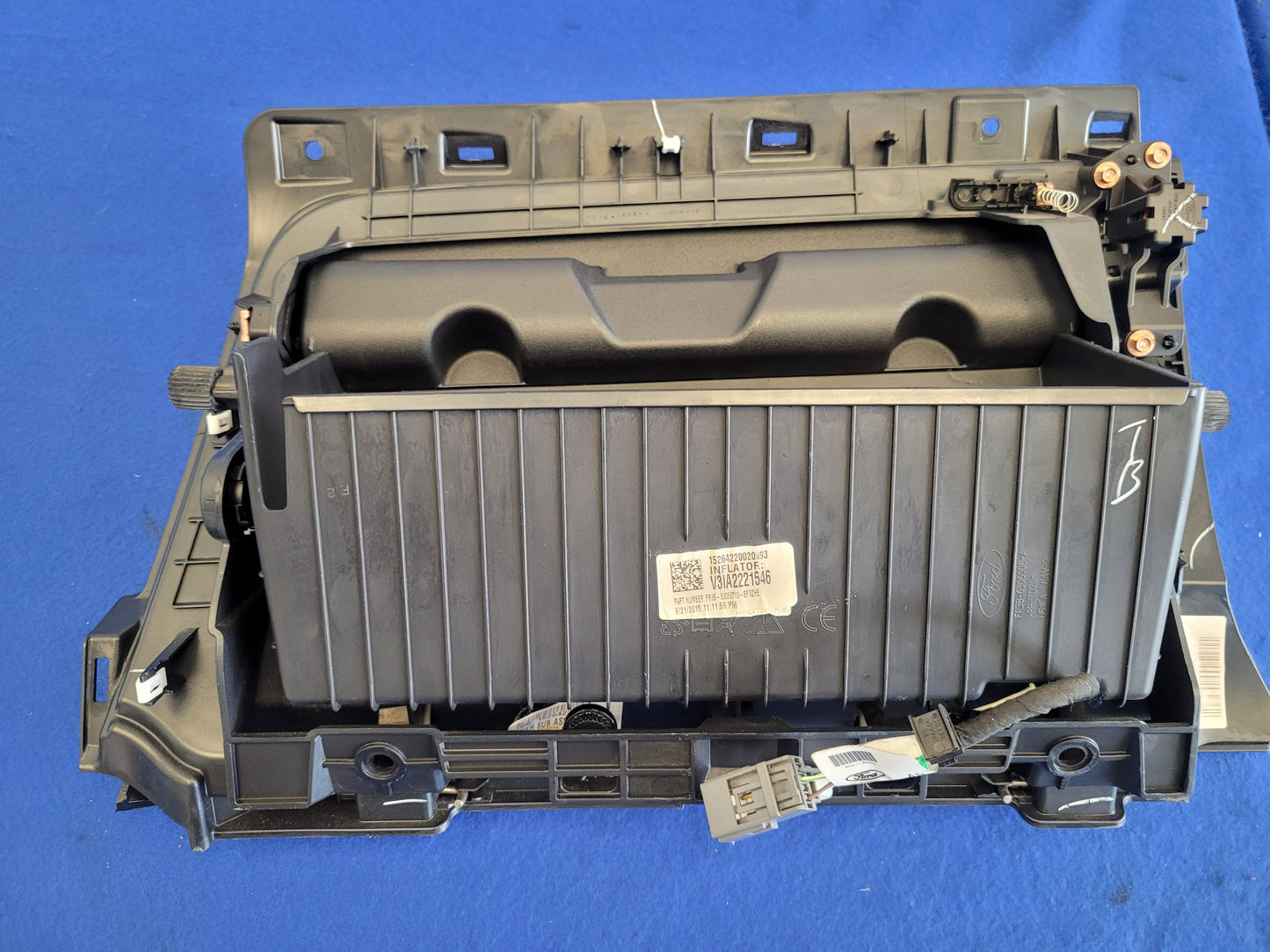 2015-2017 Ford Mustang GT S550 Passenger RH Air Bag Lower Dash Knee Front 2618 - The Parts Farm