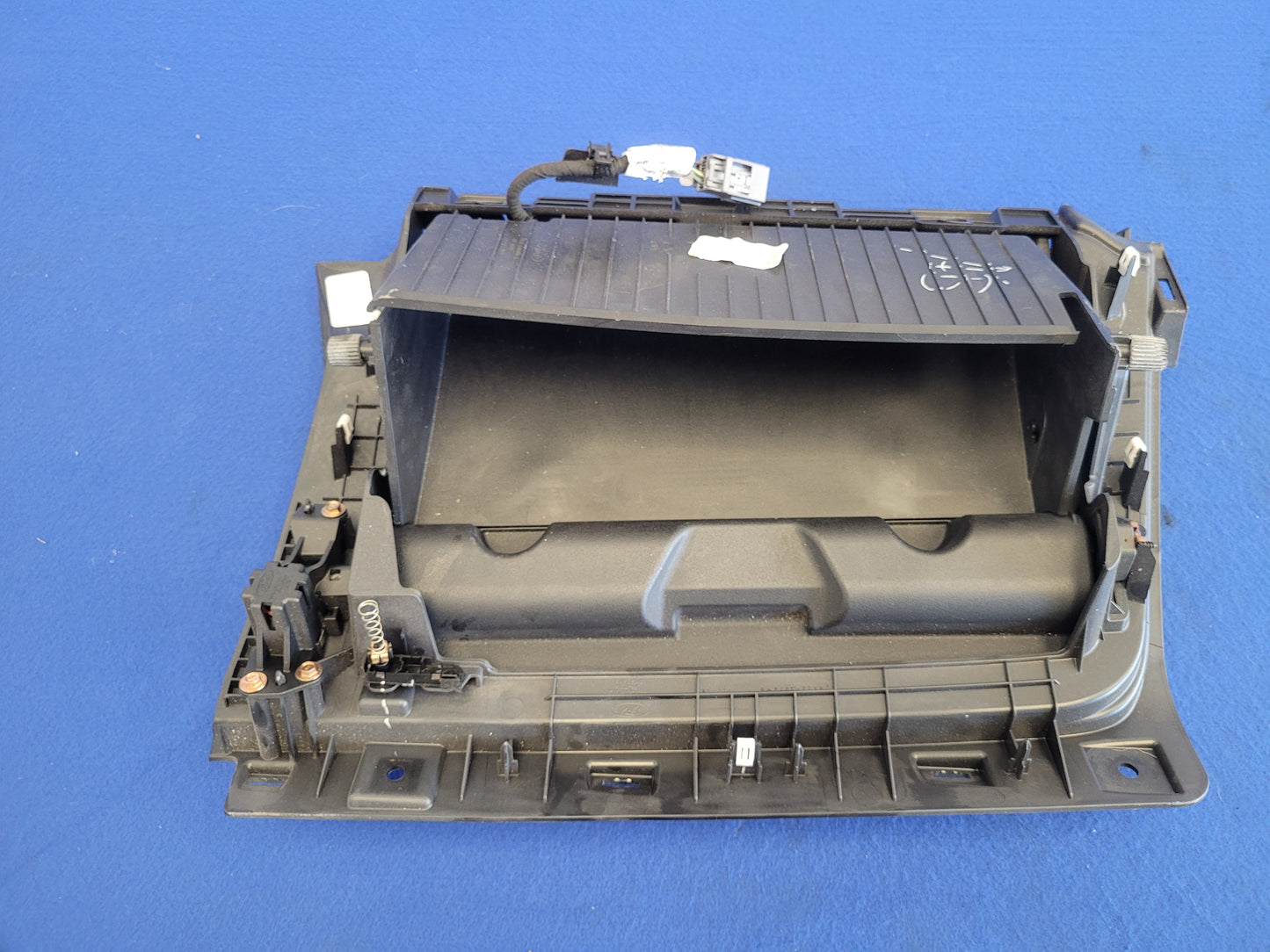 2015-2017 Ford Mustang GT S550 Passenger Air Bag Glove Box Dash Front 2632 - The Parts Farm