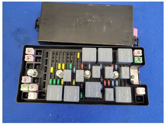 2006 Ford Mustang GT 4.6L Power Distribution Box Engine Bay Wire Plug 2600