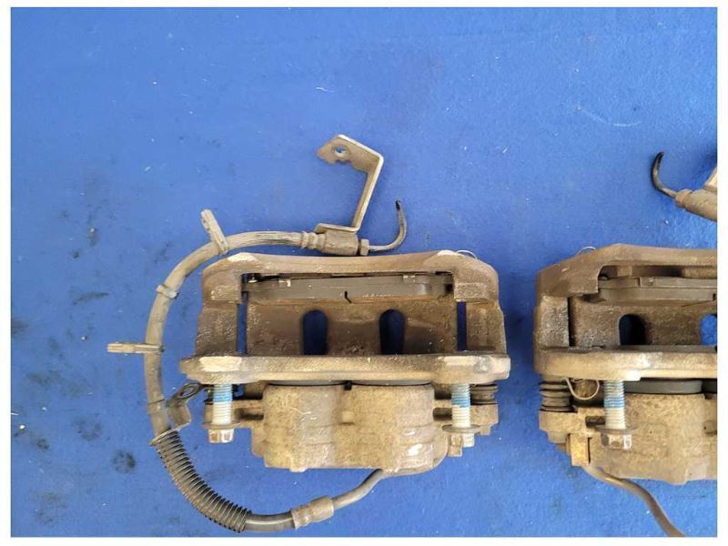 2005-2010 Ford Mustang GT 4.6L Pair Front Brake Calipers Pads Hoses 2585 - The Parts Farm
