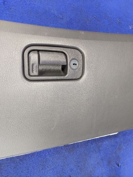 2002-2005 Ford Thunderbird 3.9L V8 Glove Box Storage Latch Lock Lid Panel - The Parts Farm